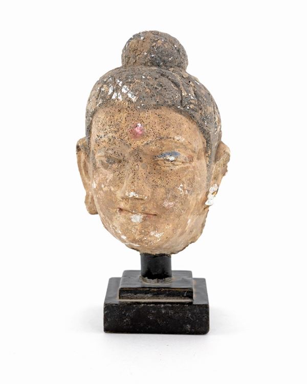 Piccola testa di Buddha in stucco policromo, arte del Gandhara