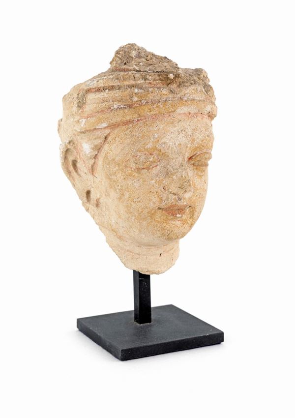 Piccola testa in stucco con tracce di cromia, arte del Gandhara