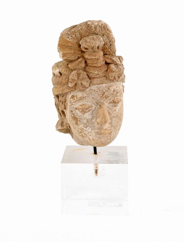 Piccola testa femminile in stucco, arte del Gandhara