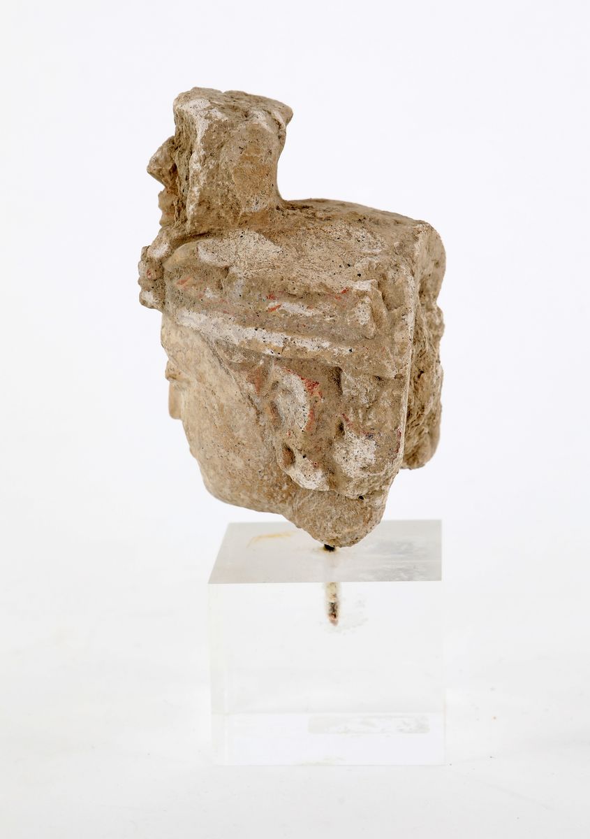 Piccola Testa Femminile in Stucco, Arte del Gandhara