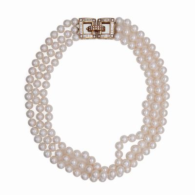 Collana di Perle Akoya e Chiusura in Oro con Diamanti