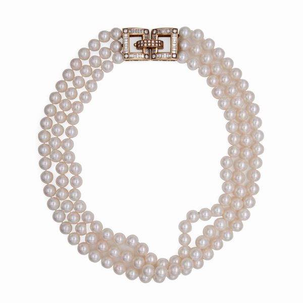 Collana di perle akoya e chiusura in oro con diamanti