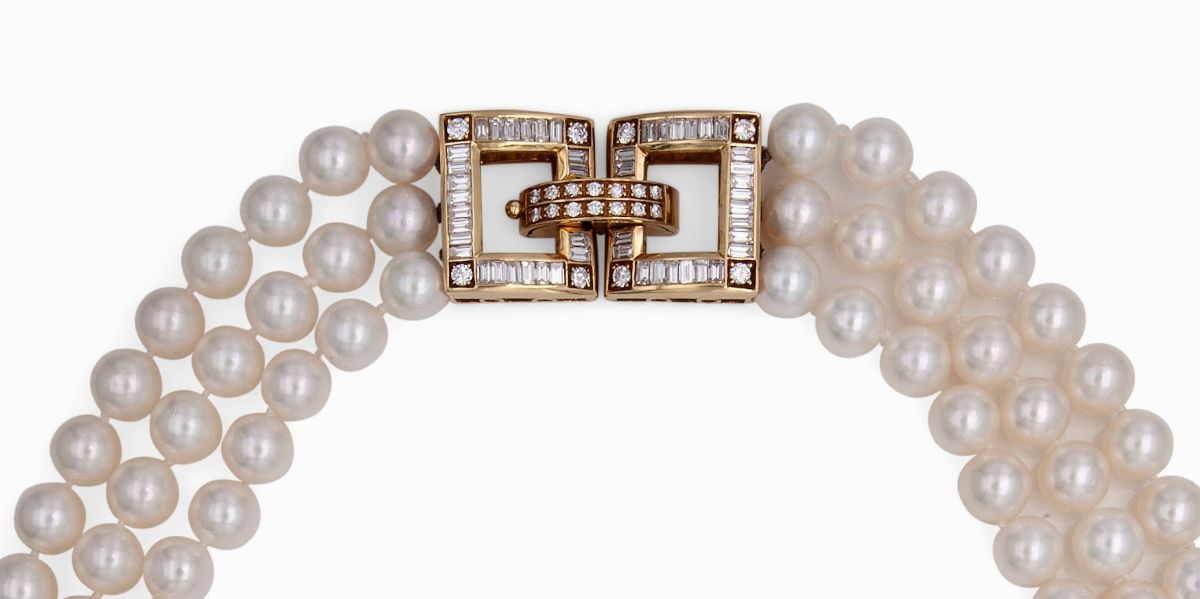 Collana di Perle Akoya e Chiusura in Oro con Diamanti