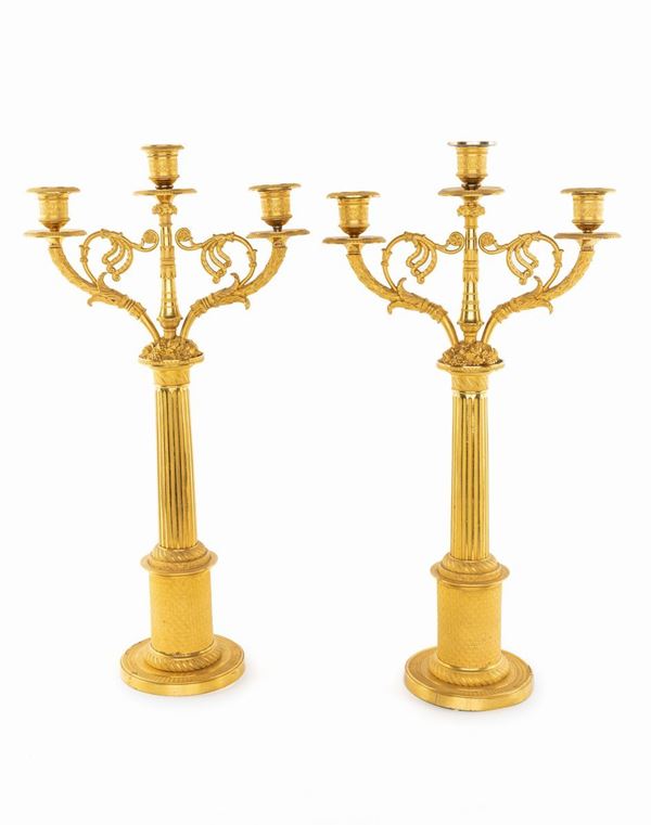 Coppia di candelabri in bronzo dorato a tre luci, inizi del XIX secolo