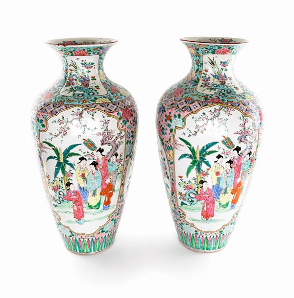 Coppia di grandi vasi in porcellana policroma, Cina, dinastia Qing
