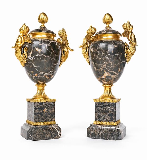 Coppia di vasi con coperchio in marmo e bronzo, XIX secolo