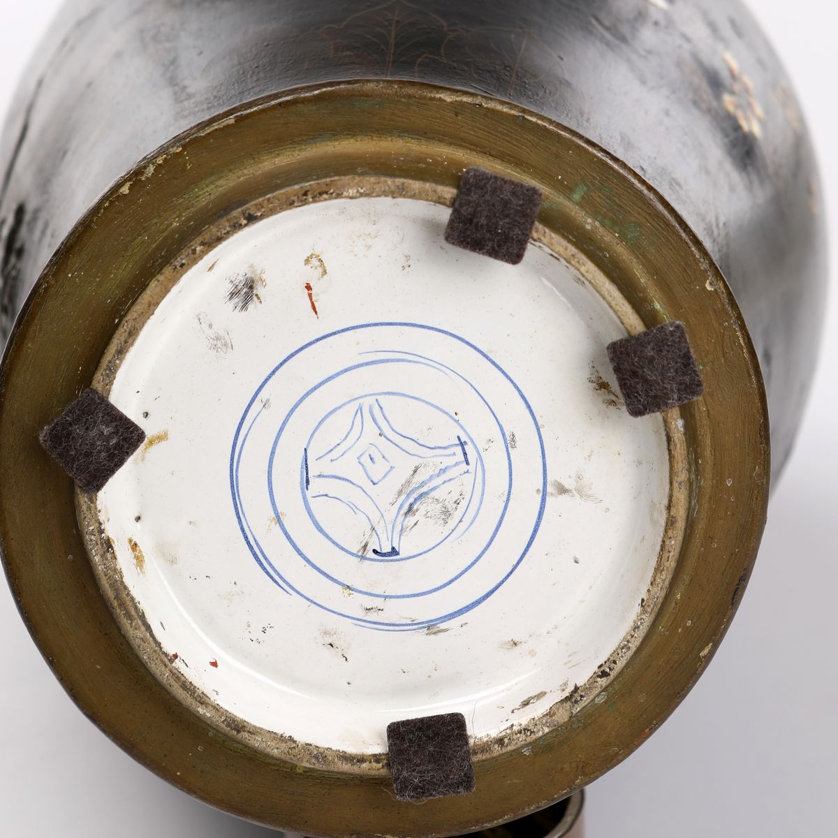 Vaso con Coperchio in Ceramica Laccata e Dorata, Piemonte, XVIII Secolo