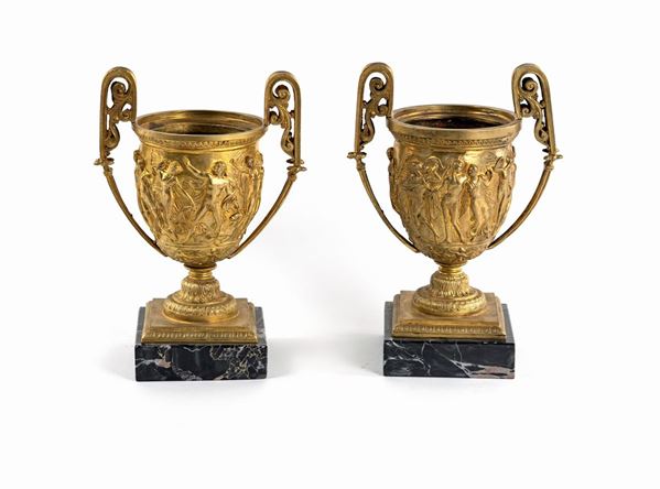 Coppia di anfore biansate in bronzo dorato, fine del XIX secolo