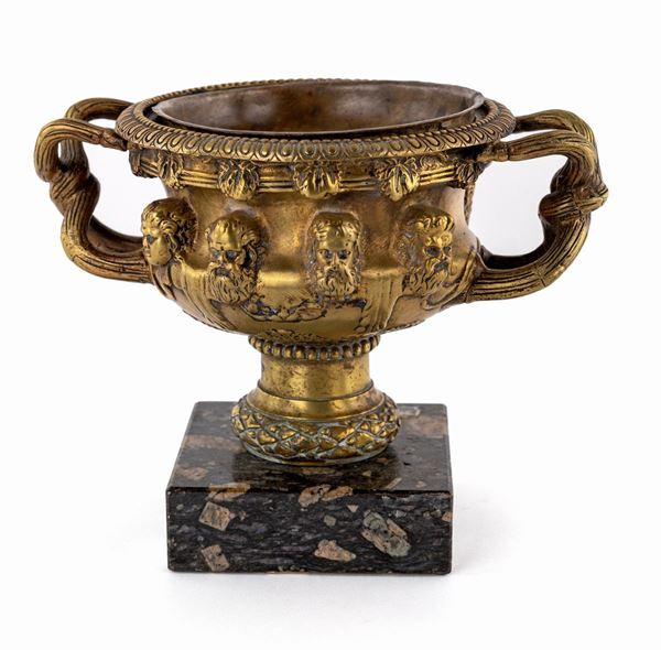 Piccolo vaso Warwick in bronzo dorato, XX secolo