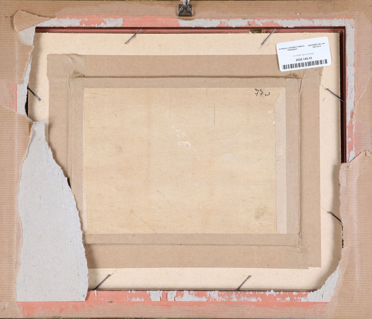 Strada con macchina e passanti