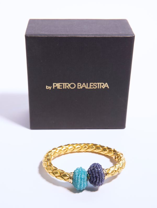 Pietro Balestra. Bracciale in pelle rivestita in oro con zaffiri e topazi azzurri