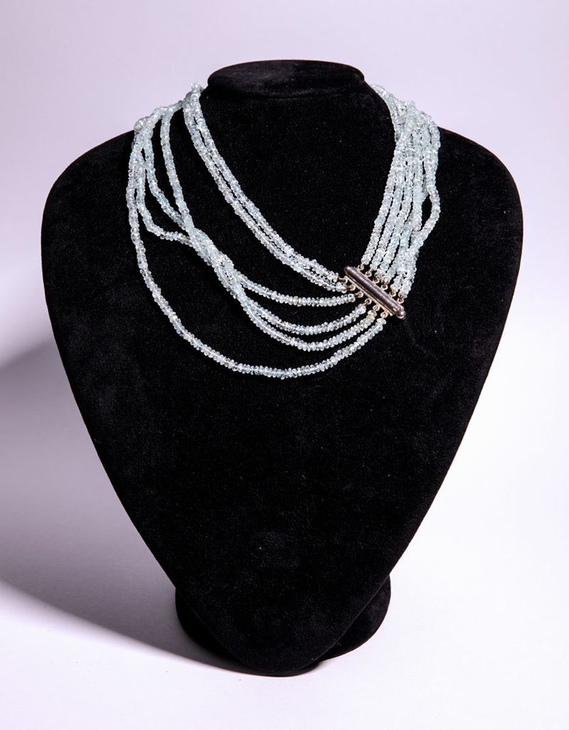 Collana a Sei Fili di Acquemarine con Chiusura in Argento.
