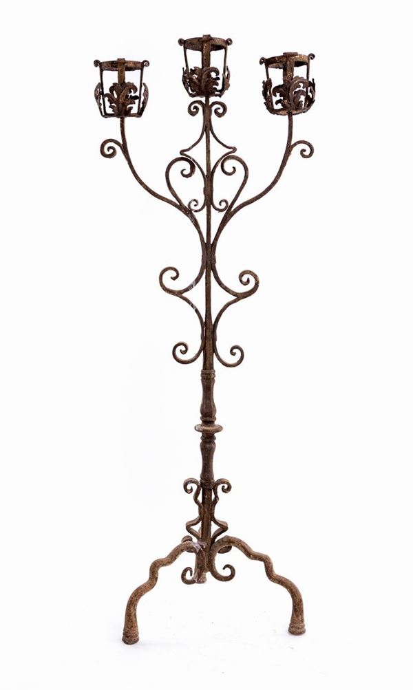 Antico candelabro in ferro battuto