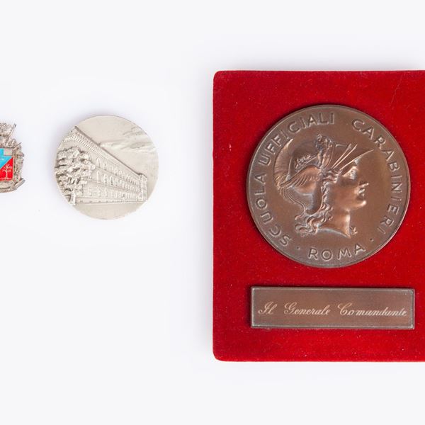 Lotto: Medaglia in bronzo della Scuola ufficiali Carabinieri Roma - Generali Comandanti; Medaglia scuola allievi Carabinieri Roma, centenario 1885 - 1985 in metallo argentato di Lorioli; Crest scuola allievi CC Roma in metallo argentato e smaltato