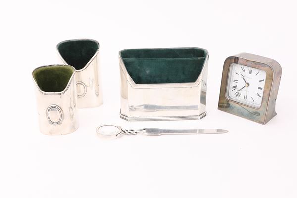 Cinque accessori da scrivania in argento 