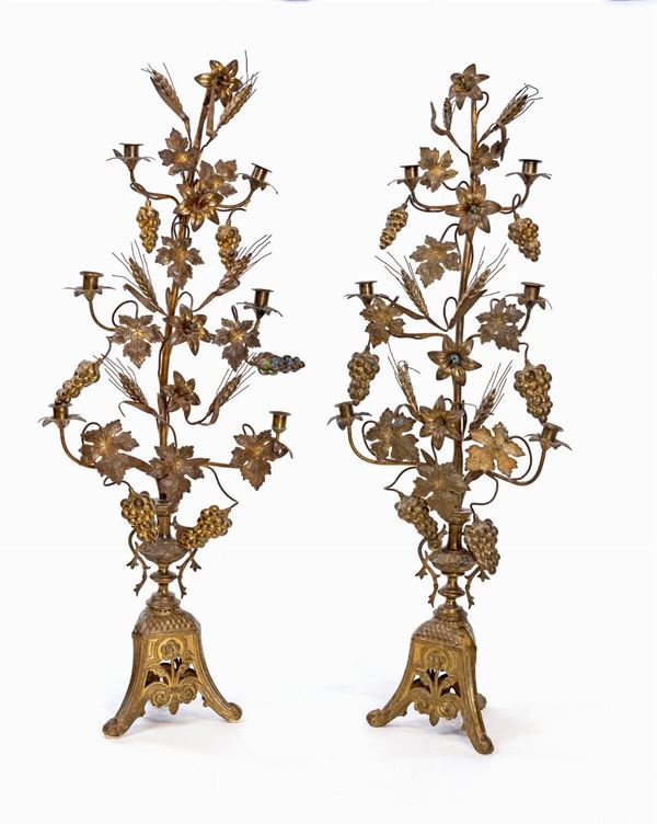 Due grandi portacandele in metallo con spighe fiori e grappoli