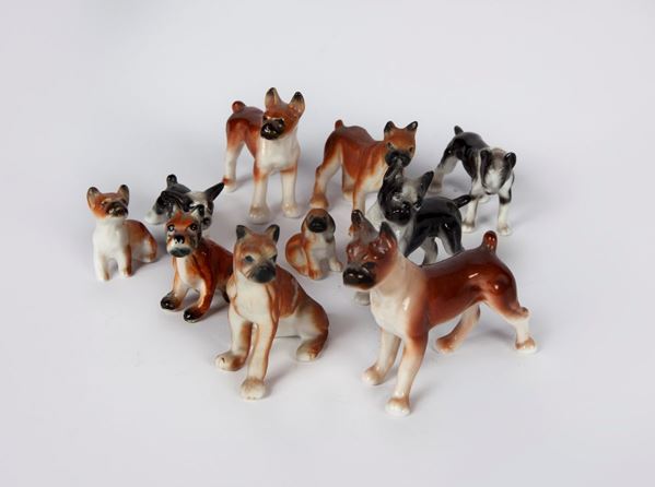Dieci piccole figure di cane boxer in ceramica policroma