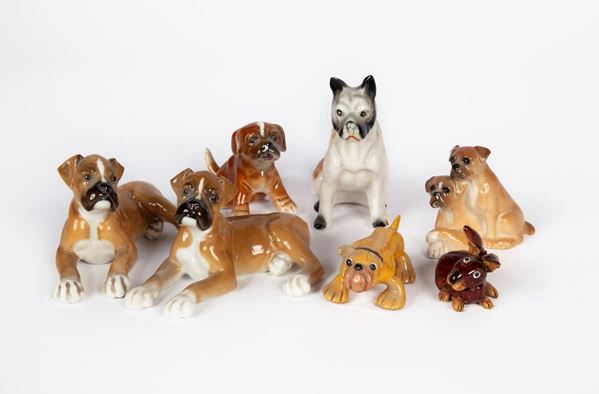 Sei piccole figure di cane boxer ed un coniglio in ceramica policroma