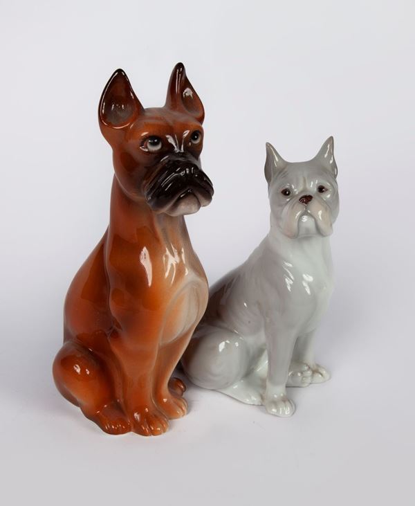 Due figure di cane boxer in ceramica