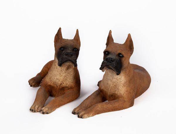 Coppia di figure di cane boxer in resina, manifattura italiana