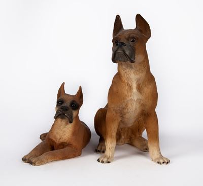 Due Figure di Cane Boxer Realizzate in Resina, Manifattura Italiana