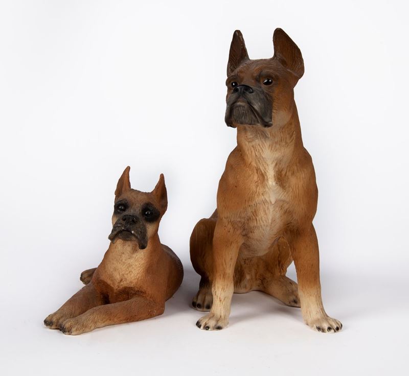 Due Figure di Cane Boxer Realizzate in Resina, Manifattura Italiana
