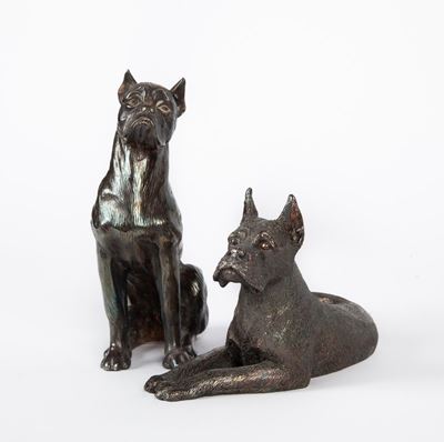Due Figure di Cane Boxer Rivestiti in Lamina Argentata