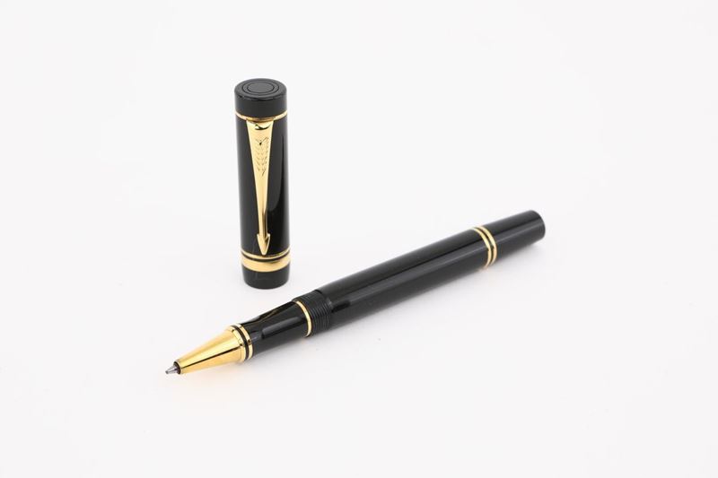 Parker - Roller in Vernice Nera e Metallo Dorato