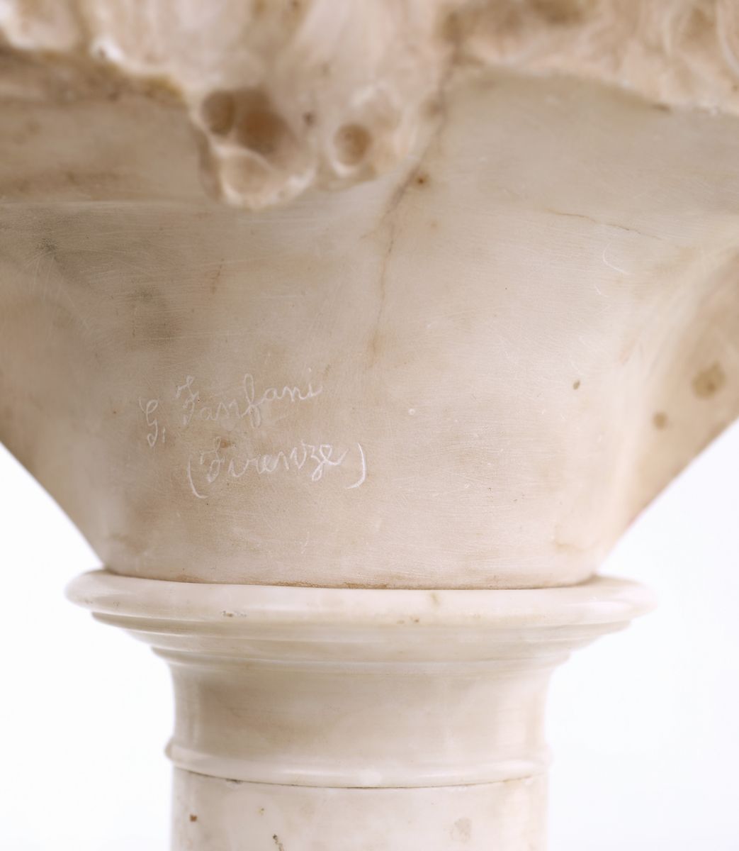 Busto di Giovane Donna in Alabastro
