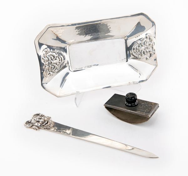 Tre oggetti da scrivania in argento