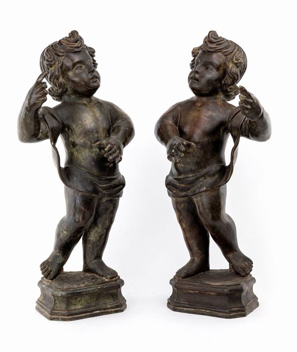 Coppia di putti in bronzo patinato