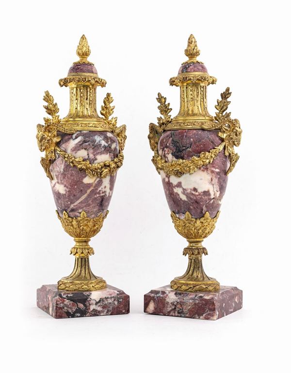 Coppia di vasi ornamentali in marmo rosso di Cottanello e bronzo dorato, XX secolo