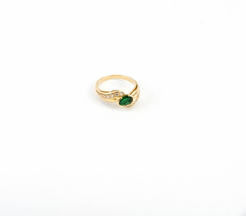 Anello in Oro Giallo con Smeraldo e Brillanti