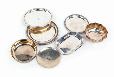 Lotto Composto da Cinque Piattini e Due Coppette Diverse in Argento