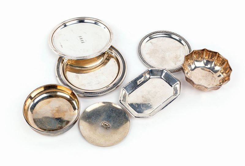 Lotto Composto da Cinque Piattini e Due Coppette Diverse in Argento