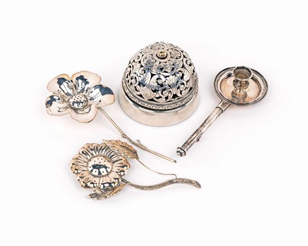 Lotto composto da quattro oggetti da tavola in argento