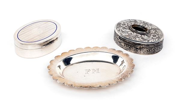 Lotto composto da tre piccoli oggetti da tavolo in argento