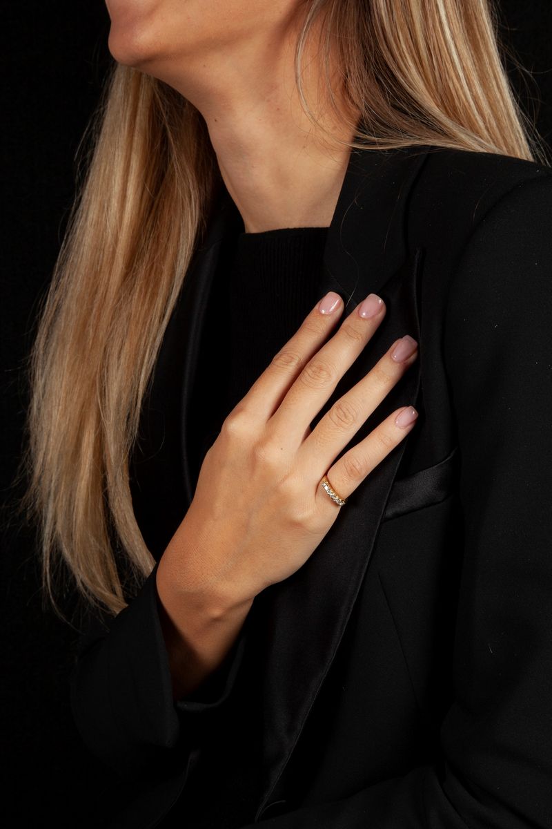 Anello in Oro a Riviera di Brillanti