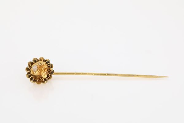 Antica spilla in metallo dorato con pepita d'oro