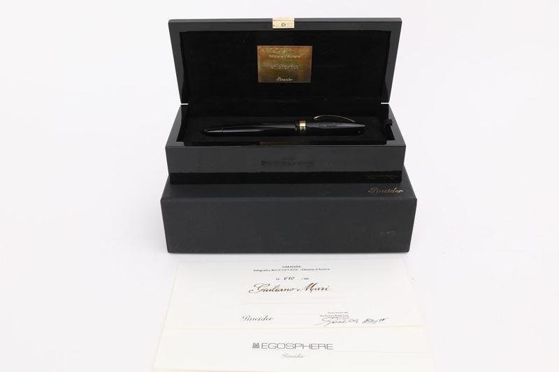 Pineider Egosphere - Penna Stilografica in Resina Nera con Finiture Placcate in Oro e Diaspro Ver...