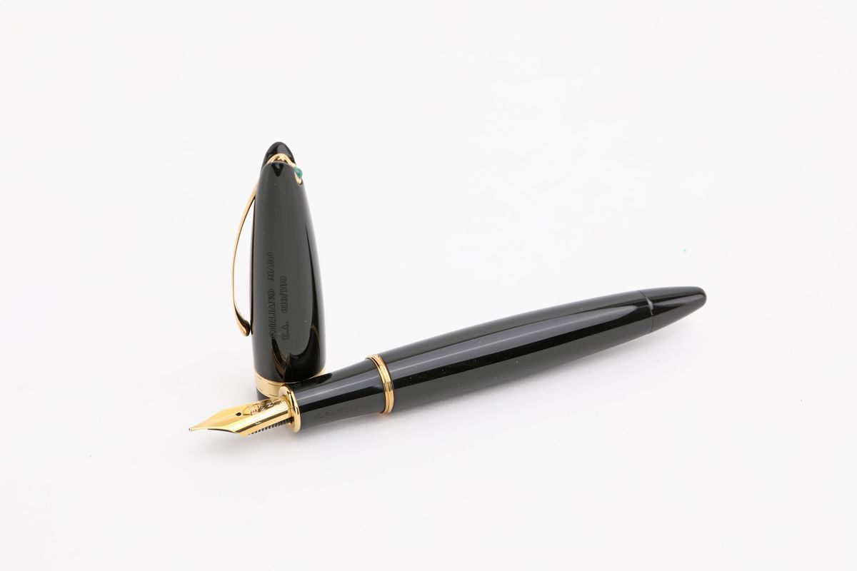 Pineider Egosphere - Penna Stilografica in Resina Nera con Finiture Placcate in Oro e Diaspro Ver...