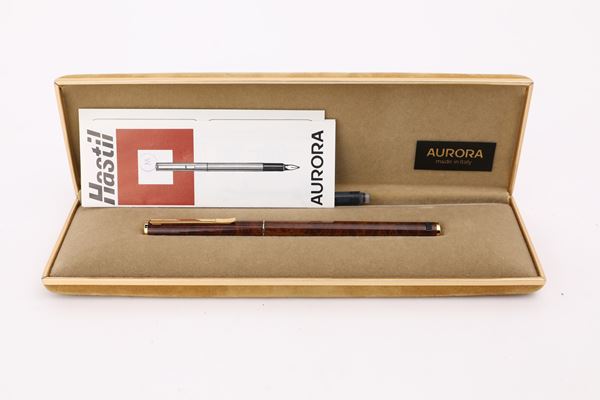 Aurora Hastil, penna stilografica in metallo dorato e smalto effetto legno