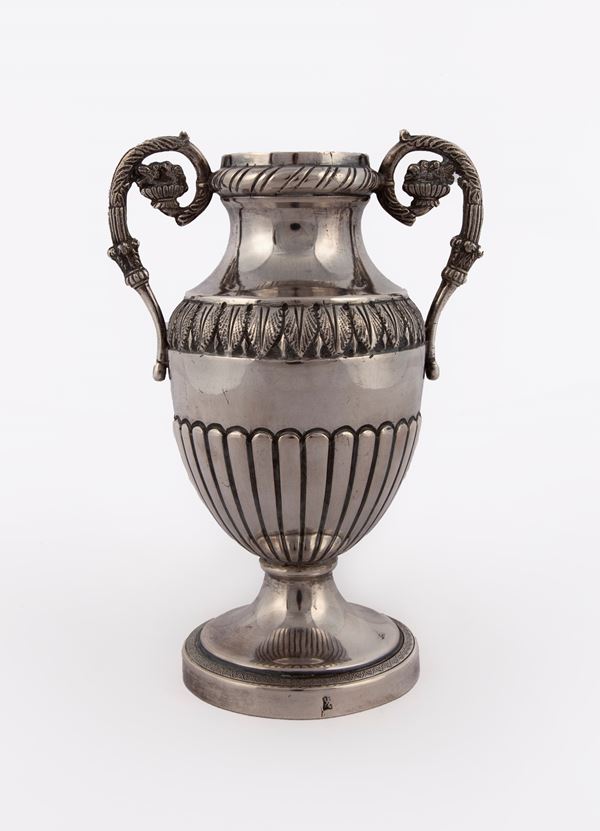 Vasetto "Impero" in metallo argentato, XIX secolo