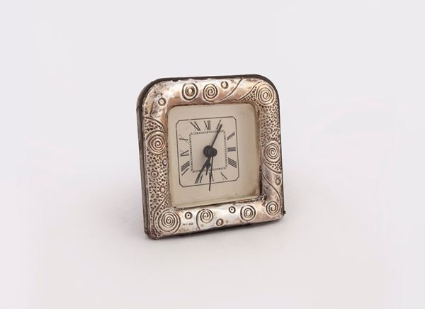 Orologio da tavolo al quarzo con sveglia in lamina d'argento 996/1000  - Asta Asta a tempo - Antiquariato - Casa d'Aste Arcadia