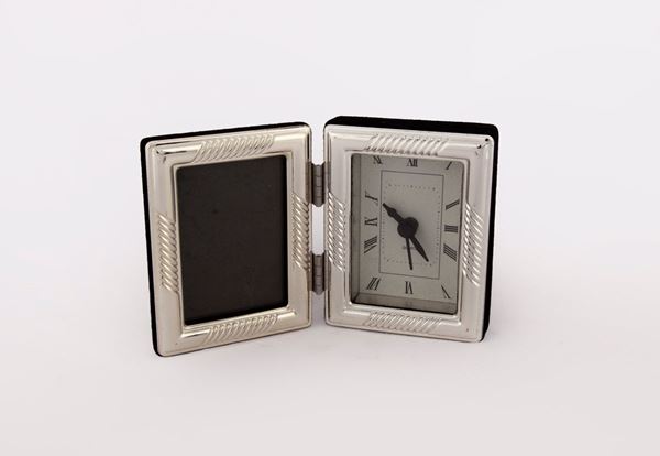 Orologio da tavolo in metallo argentato, al quarzo, con sveglia e portaritratti