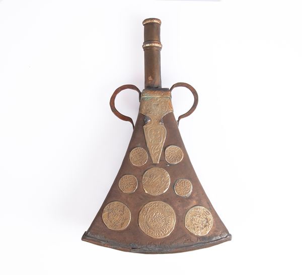 Porta polvere da sparo in rame con incluse riproduzioni di monete ottomane