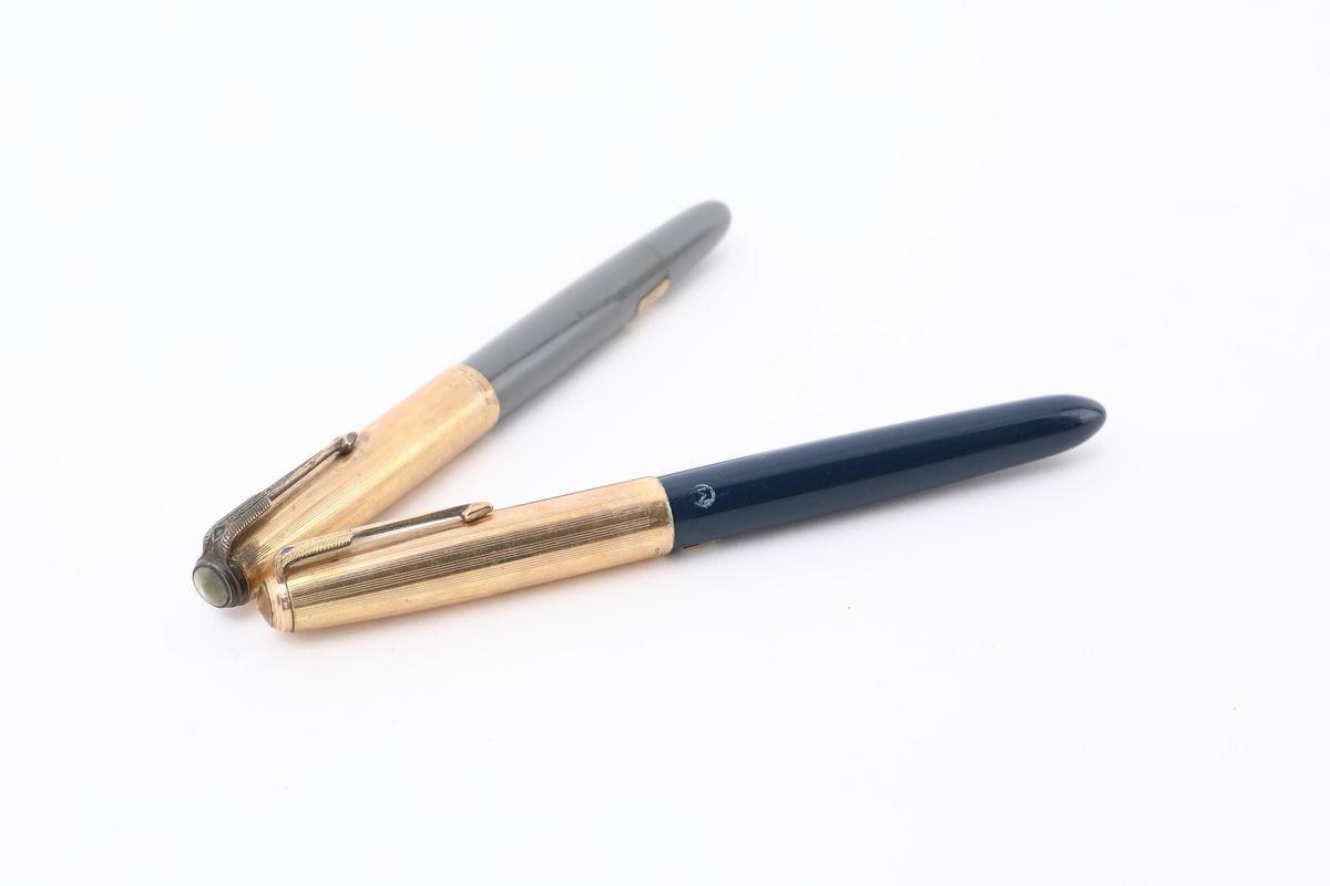 Due Penne Stilografiche Parker 51, Cappuccio Laminato in Oro 16 Kt