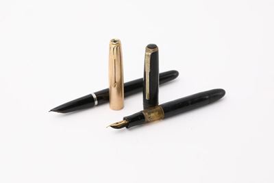 Lotto di 2 Penne Stilografiche: Parker 51 - con Cappuccio Laminato in Oro 12 Kt; Hohenstaufen - i...