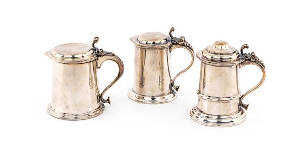 Tre piccoli tankard in miniatura in argento