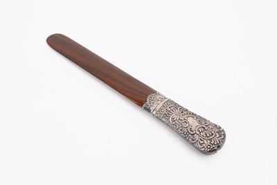 Tagliacarte in Legno con Manico in Argento 800, Italia